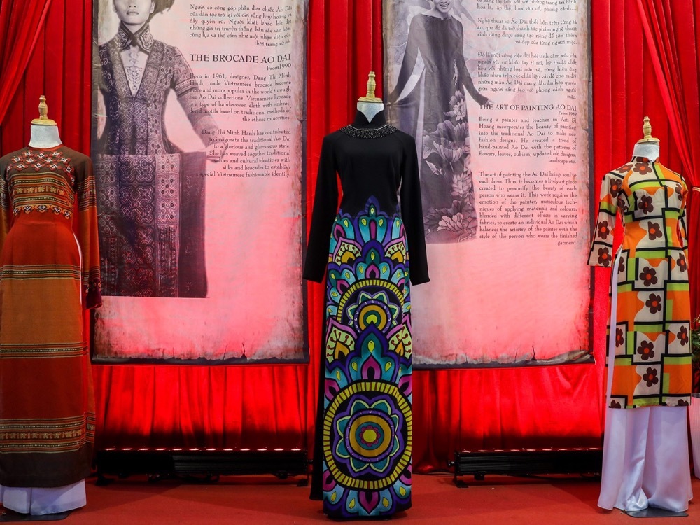 From right to left: hippy ao dai, hand-drawing ao dai and brocade ao dai. Later 1950s, young Saigonese were influenced by American lifestyle with Life fast, die young motto, so they opted for colorful ao dai with lightweight materials and floral patterns.In 1989, designer Si Hoang started combining art with the traditional outfits by introducing ao dai with hand-drawing patterns such as leaves, flowers, ancient patterns, etc. One year later, designer Minh Hanh took a further step by using brocade fabric for her ao dai.