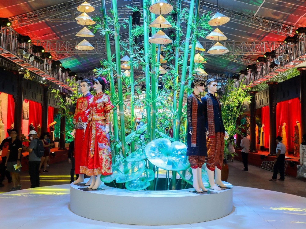 The exhibition also introduces wedding outfits of several ethnic minoritiesin Vietnam and ao dai fashion shows every night.